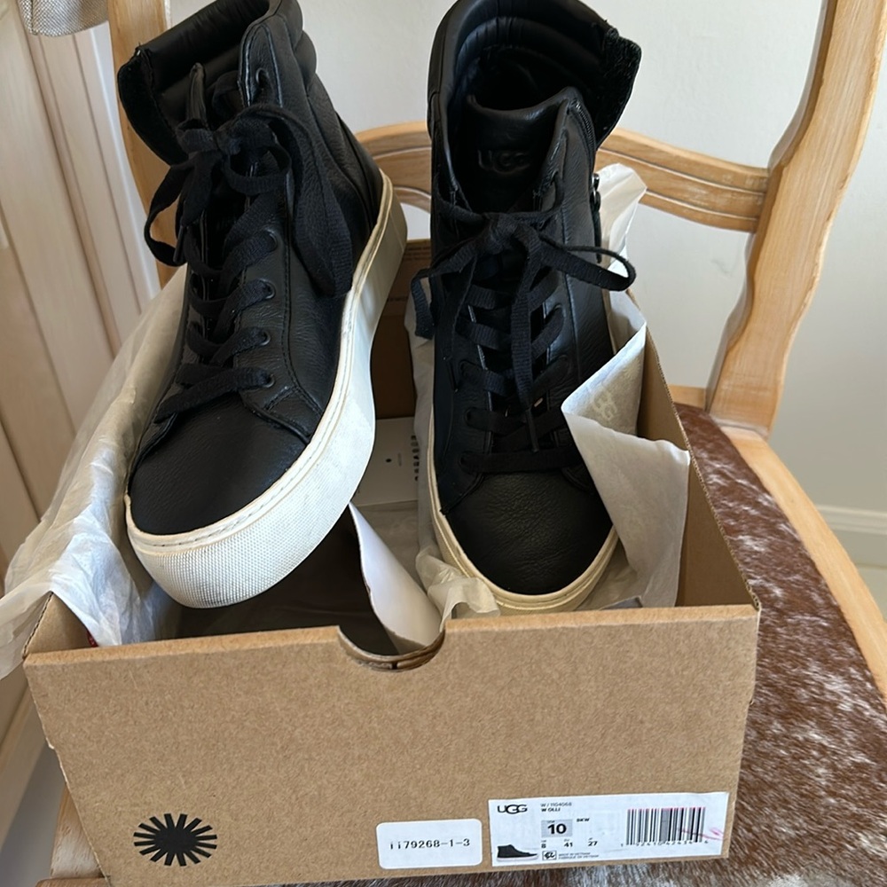 UGGS LOW BLACK ZIP BOOTIES